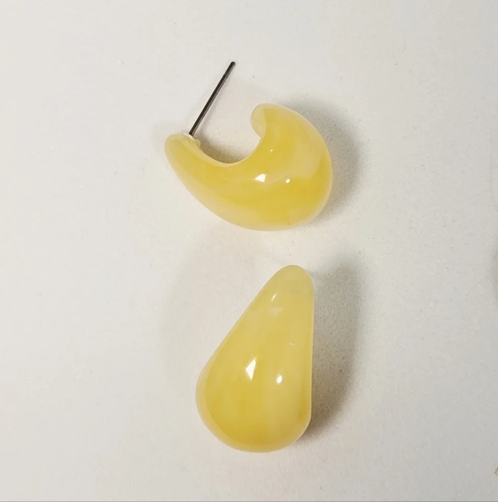 Butter Yellow Marbled Teardrop Dome Earrings Glossy Chunky C-Hoop Retro Studs